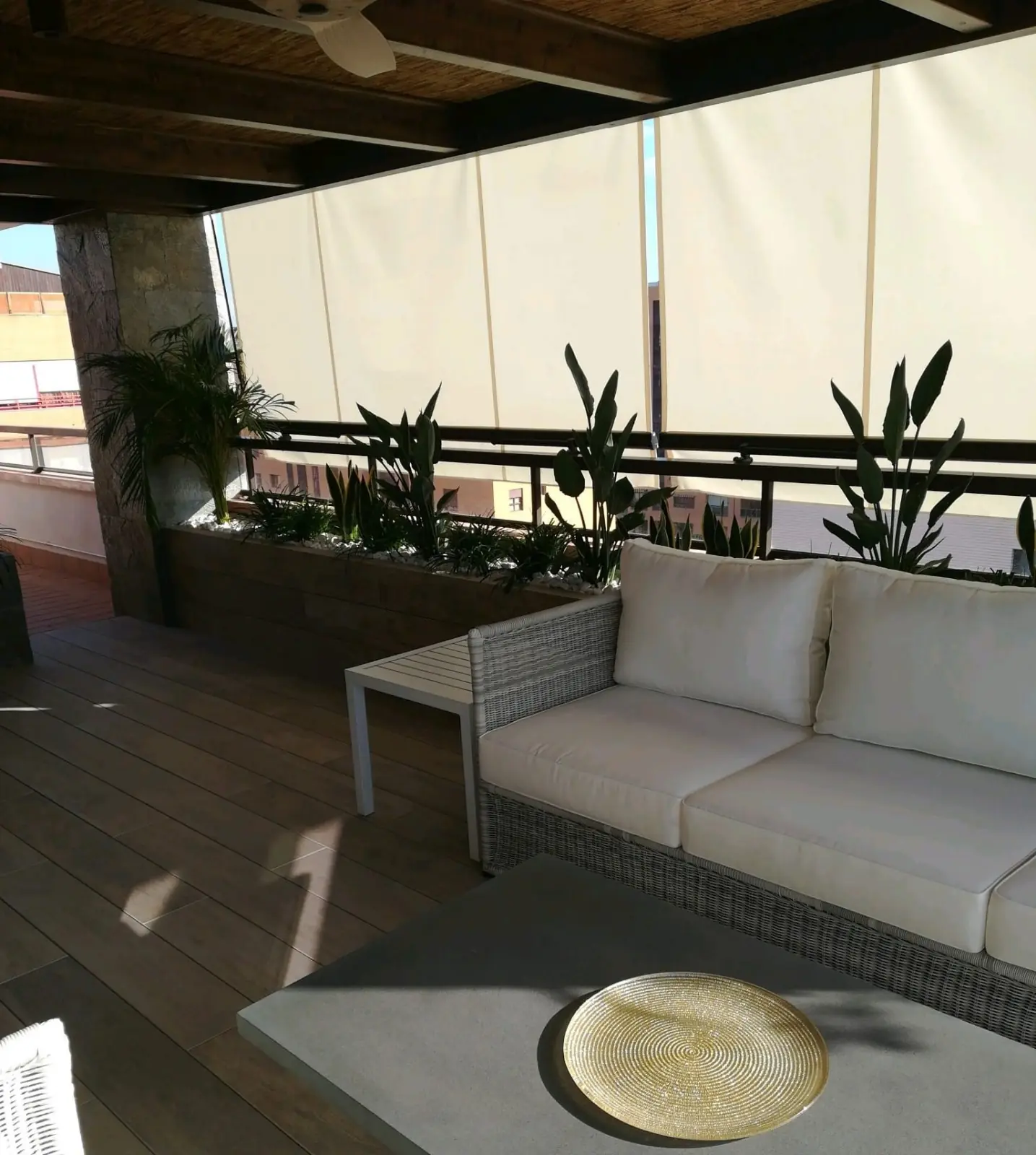 plase_2) Pavimento y jardineras con suelo térmico porcelánico-003